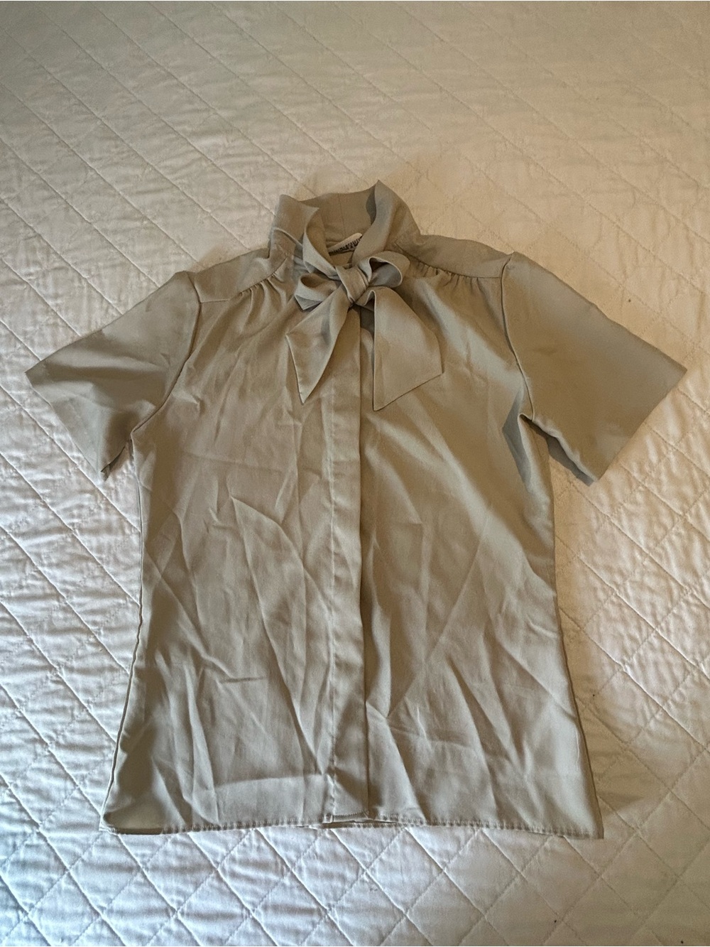 Short-Sleeve Bow-Tie Shirt in Light Beige